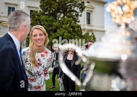 Angelique Kerber mit Craig Tiley während einer Trophäenübergabe nach dem Gewinn der Australian Open 2016 Stockfoto