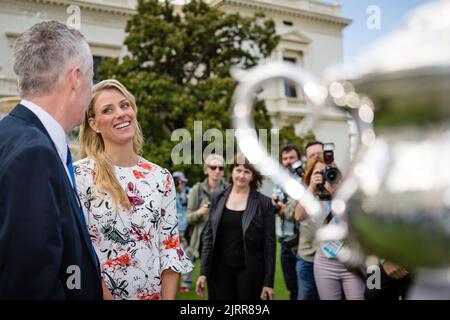 Angelique Kerber mit Craig Tiley während einer Trophäenübergabe nach dem Gewinn der Australian Open 2016 Stockfoto