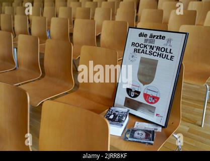 Hamburg, Deutschland. 07.. Juli 2022. Der Platin-Preis für die MTV-Unplugged-CD der Band die Ärzte steht auf einem Stuhl im Auditorium des Albert Schweitzer Gymnasiums. Die Schule wurde vor 20 Jahren zur Rock'n'Roll-Schule, als die Band die Ärzte am 31. August 2002 ihr MTV-Unplugged-Konzert zusammen mit dem Schulorchester im Auditorium aufnahm. Die Schule profitiert noch heute von diesem musikalischen Ereignis. Seitdem finden zum Beispiel regelmäßig Dreharbeiten an der High School statt. Kredit: Marcus Brandt/dpa/Alamy Live Nachrichten Stockfoto