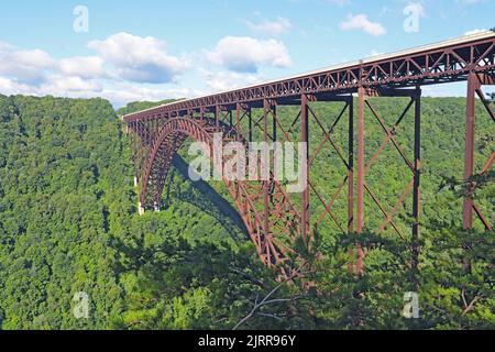 Blick auf die New River Gorge Bridge auf der U.S. Route 19 in der Nähe von Moodenville, West Virginia Stockfoto