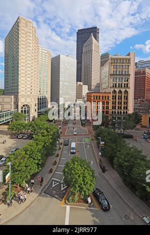 Teilweise Skyline mit Wolkenkratzern in Downtoon Pittsburgh, Pennsylvania vertikal Stockfoto
