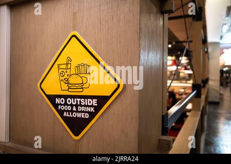 Auf dem schwarzen und gelben Schild mit Einschränkungen im Restaurant ist kein Text für Speisen und Getränke im Freien erlaubt Stockfoto