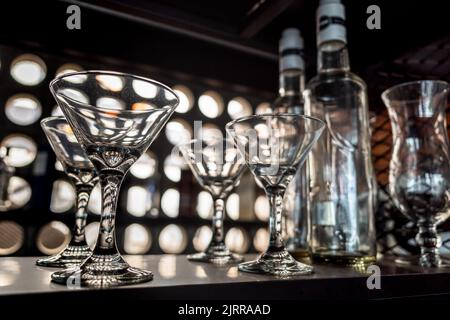 Glas- und Flaschenarray in einem Café, bereit für Partys Stockfoto