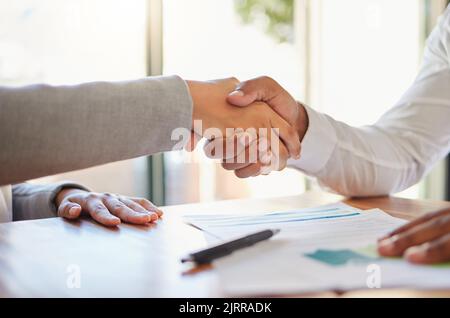 Teamwork-Handshake, Erfolgsabkommen oder Danksagung bei der Unterstützung im Büro, Vertrauen oder Motivation nach B2B Collaboration Business Meeting. CEO Manager oder Stockfoto