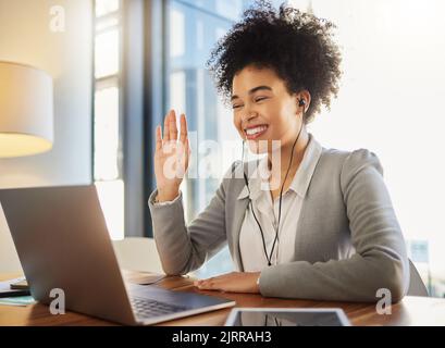 Notebook-Webinar, Workshop-Schulung und Geschäftstreffen zu globalen Zoom-Anrufen im Büro oder Konferenzraum. Fröhliches Lächeln Frau winkt und grüßt auf Stockfoto