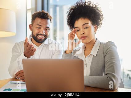 Zusammenarbeit, Teamarbeit und Partnerschaft des Web-Design-Teams, das über Strategie, Plan und Ideen auf einem Laptop in einem Büro nachdenkt. Kreative Partner teilen sich ein Stockfoto