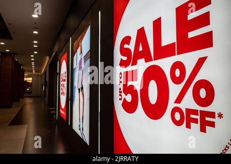 Nahaufnahme Rot und Weiß 50% Rabatt auf den Verkauf Zeichen auf dem Äußere des Modehauses in einer Mall Stockfoto