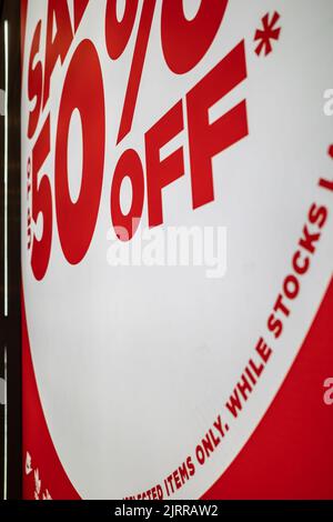 Nahaufnahme Rot und Weiß 50% Rabatt auf den Verkauf Zeichen auf dem Äußere des Modehauses in einem Kaufhaus Stockfoto