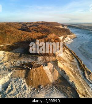 Luftaufnahme der Tagebaumine aus Sandsteinmaterialien für die Bauindustrie mit Baggern und Muldenkipper. Schwere Maschinen im Bergbau und Stockfoto