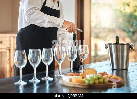 Käse- und Weinprobe, Bedienung und Bauernrestaurant. Luxus-Datentidee, feines Dining-Erlebnis und Alkoholgläser auf dem Tisch, Weintrauben-Food-Buffet Stockfoto