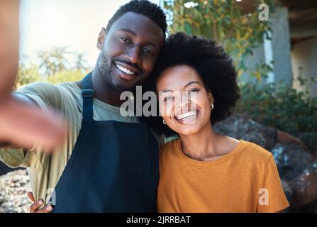 Portrait, schwarzes Paar und Liebe und mobiles Selfie oder Selbstfoto in der Natur, um ihre Flitterwochen zu feiern. Glücklich, Mann und Frau machen Bilder für Stockfoto