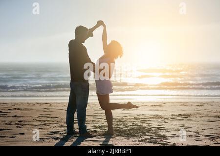 Wir haben eine Liebesgeschichte der besonderen Art. Ein liebevolles junges Paar, das seine Zeit am Strand genießt. Stockfoto