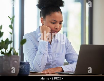 Ernst, frustriert und denkend, während Sie in einem Büro auf einem Laptop mit langsamer Internet- oder WiFi-Verbindung warten und arbeiten. Schwarze Unternehmerin Stockfoto