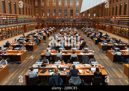 Dresden, Deutschland. 11.. Juli 2018. Im großen Lesesaal der Sächsischen Staatsbibliothek - Landesbibliothek Dresden (SLUB) sitzen zahlreiche Menschen. Nach 20 Jahren intensiver Nutzung ist eine allgemeine technische Sanierung der Zentralbibliothek notwendig (dpa 'Dresdner Staats- und Universitätsbibliothek renovierungsbedürftig') Quelle: Monika Skolimowska/zb/dpa/Alamy Live News Stockfoto