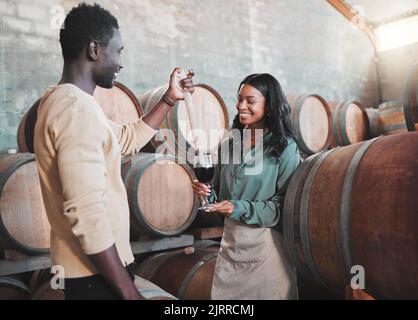 Weinprobe, Paar und Destillerie Bauernhof Arbeiter serviert roten Alkoholgetränk in Glas mit Pipette auf dem Land. Glückliches Lächeln, lernen Mann und Frau oder Stockfoto