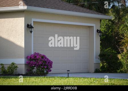 Breite Garage Doppeltür und Betonzufahrt des neuen modernen amerikanischen Hauses Stockfoto