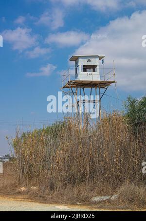 Varosha, Zypern - 23. August 2022 - Wachturm der Pufferzone der Vereinten Nationen (Grüne Linie) 144 in Famagusta Zypern ist eine entmilitarisierte Zone. Stockfoto