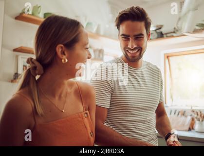 Glücklich, lachend und liebend Paar Bonding und Spaß haben, während Sie Zeit zusammen zu Hause verbringen. Witz, verliebt und sorglos Paar reden und teilen ein Stockfoto
