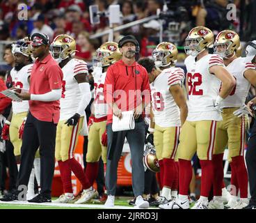 Houston, Texas, USA. 25. August 2022. San Francisco 49ers Cheftrainer Kyle Shanahan während eines Vorsaison-Spiels der NFL zwischen den Texanern und den 49ers in Houston, Texas, am 25. August 2022. (Bild: © Scott Coleman/ZUMA Press Wire) Stockfoto