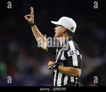 Houston, Texas, USA. 25. August 2022. Schiedsrichter Shawn Hochuli (83) meldet am 25. August 2022 während eines Vorsaison-Spiels der NFL zwischen den Texans und den 49ers in Houston, Texas, den dritten Rückwärts. (Bild: © Scott Coleman/ZUMA Press Wire) Stockfoto