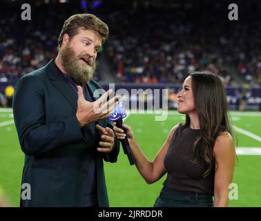 Houston, Texas, USA. 25. August 2022. Amazon Thursday Night Football Sideline Reporter Kaylee Hartung spricht mit dem ehemaligen NFL Quarterback Ryan Fitzpatrick während einer Spielpause in einem Vorsaison-Spiel zwischen den Texanern und den 49ers in Houston, Texas, am 25. August 2022. (Bild: © Scott Coleman/ZUMA Press Wire) Stockfoto