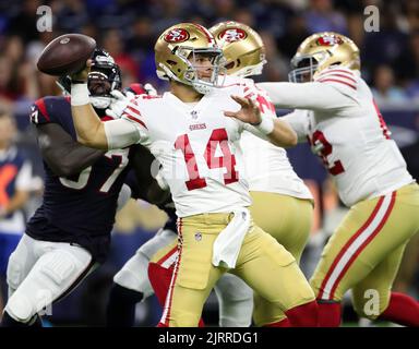 Houston, Texas, USA. 25. August 2022. San Francisco 49ers Quarterback Brock Purdy (14) übergibt den Ball während eines Vorsaison-Spiels der NFL zwischen den Texanern und den 49ers in Houston, Texas, am 25. August 2022. (Bild: © Scott Coleman/ZUMA Press Wire) Stockfoto