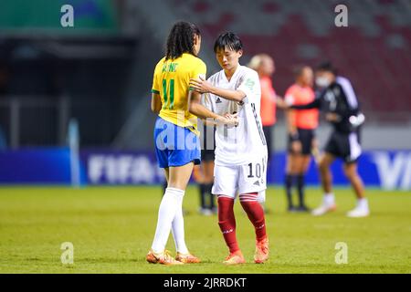 San Jose, Costa Rica. 25. August 2022. San Jose, Costa Rica, August 25. 2022: Aoba Fujino (10 Japan) tröstet Aline (11 Brasilien) nach ihrem Verlust während der FIFA U20 Frauen-Weltmeisterschaft Costa Rica 2022 Fußball-Halbfinale zwischen Brasilien und Japan im Estadio Nacional in San Jose, Costa Rica. (Daniela Porcelli/SPP) Quelle: SPP Sport Press Foto. /Alamy Live News Stockfoto