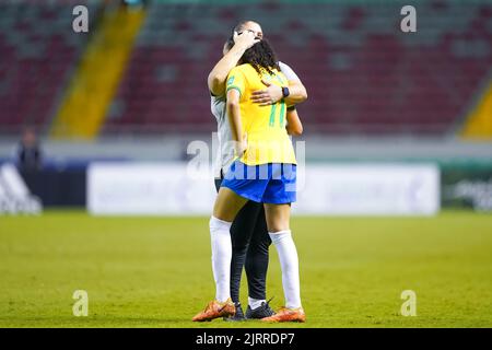 San Jose, Costa Rica. 25. August 2022. San Jose, Costa Rica, August 25. 2022: Aline (11 Brasilien) sieht nach ihrem Verlust und ihrer Nichtqualifizierung für das Finale während der FIFA U20 Womens World Cup Costa Rica 2022 Fußball-Halbfinale zwischen Brasilien und Japan im Estadio Nacional in San Jose, Costa Rica, niedergeschlagen und enttäuscht aus. (Daniela Porcelli/SPP) Quelle: SPP Sport Press Foto. /Alamy Live News Stockfoto