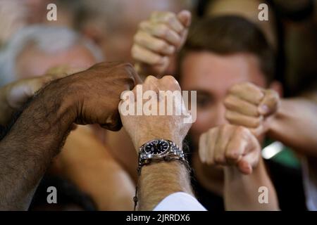 Rockville, Usa. 25. August 2022. US-Präsident Joe Biden (die Hand mit der Uhr) begrüßt die Anhänger bei einer Kundgebung für das Demokratische Nationalkomitee am Donnerstag, den 25. August 2022, an der Richard Montgomery High School, Rockville, Maryland. Foto von Yuri Gripas/UPI Credit: UPI/Alamy Live News Stockfoto