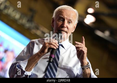 Rockville, Usa. 25. August 2022. US-Präsident Joe Biden nimmt am Donnerstag, den 25. August 2022, an einer Kundgebung für das Demokratische Nationalkomitee an der Richard Montgomery High School in Rockville, Maryland, Teil. Foto von Yuri Gripas/UPI Credit: UPI/Alamy Live News Stockfoto