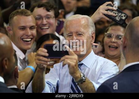 Rockville, Usa. 25. August 2022. US-Präsident Joe Biden posiert am Donnerstag, dem 25. August 2022, bei einer Kundgebung für das Demokratische Nationalkomitee an der Richard Montgomery High School, Rockville, Maryland, für Selfies mit Unterstützern. Foto von Yuri Gripas/UPI Credit: UPI/Alamy Live News Stockfoto