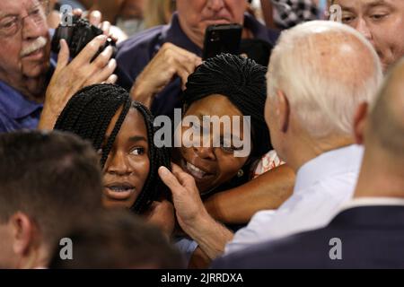 Rockville, Usa. 25. August 2022. US-Präsident Joe Biden begrüßt Anhänger bei einer Kundgebung für das Demokratische Nationalkomitee am Donnerstag, den 25. August 2022, an der Richard Montgomery High School in Rockville, Maryland. Foto von Yuri Gripas/UPI Credit: UPI/Alamy Live News Stockfoto