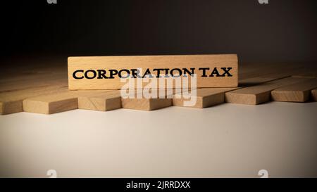 Körperschaftssteuer auf Holzoberfläche geschrieben. Finanzen und Politik. Stockfoto