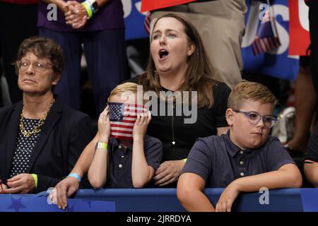 Rockville, Usa. 25. August 2022. Anhänger begrüßen US-Präsident Joe Biden bei einer Kundgebung für das Demokratische Nationalkomitee am Donnerstag, den 25. August 2022, an der Richard Montgomery High School in Rockville, Maryland. Foto von Yuri Gripas/UPI Credit: UPI/Alamy Live News Stockfoto