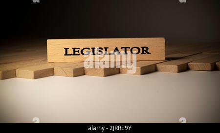 Gesetzgeber auf Holzfläche geschrieben. Recht und Politik Stockfoto