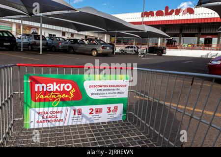 Marilia, Sao Paulo, Brasilien, 29. Juli 2022. Makro-Schild an der Abzweigung. Makro ist eine internationale Marke von Warehouse Clubs, auch Cash genannt und trägt in t Stockfoto