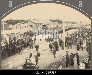 Besuch der Matrosen der H.M.S. „Neuseeland“ nach Levin. 15. April 1913: Die Männer des Kriegs versammelten sich am Bahnhof und wurden vom Bürgermeister von Levin (Herrn B. R. Gardener) begrüßt und vom lokalen Territorial- und Kadettenkorps VC betreut. Aus dem Album: Family Photographs [1913], 1913, Levin, von Leslie Adkin. Stockfoto