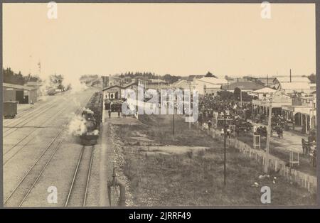 Besuch der Matrosen der H.M.S. „Neuseeland“ nach Levin. 15. April 1913: Ankunft des Sonderzuges mit den 250 Mann-o-war-Männern am bahnhof levin um 11am Uhr. Aus dem Album: Family Photographs [1913], 1913, Levin, von Leslie Adkin. Stockfoto