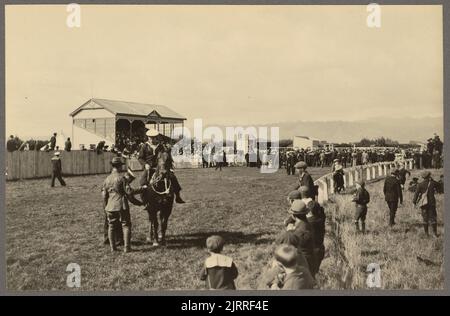 Besuch der Matrosen der H.M.S. „Neuseeland“ nach Levin. 15. April 1913: Der Segler, der Tommy ritt. Aus dem Album: Family Photographs [1913], 1913, Levin, von Leslie Adkin. Stockfoto