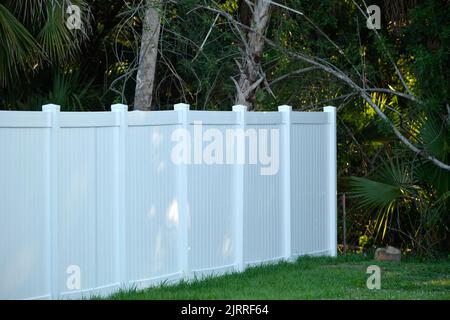 Weißer Kunststoffzaun für Schutz im Garten und Privatsphäre Stockfoto