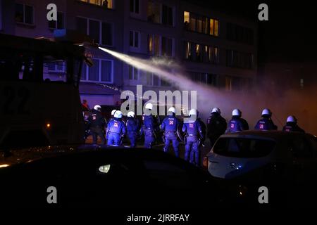 Abbildung Bild zeigt Polizeiaktion nach einem Fußballspiel zwischen dem belgischen Royal Antwerp FC und dem türkischen Istanbul Basaksehir FK, Donnerstag, 25. August 2022 in Antwerpen, dem Rückspiel des Play-off für den UEFA Conference League Wettbewerb. BELGA FOTO DAVID PINTENS Stockfoto