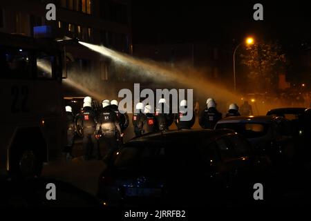 Abbildung Bild zeigt Polizeiaktion nach einem Fußballspiel zwischen dem belgischen Royal Antwerp FC und dem türkischen Istanbul Basaksehir FK, Donnerstag, 25. August 2022 in Antwerpen, dem Rückspiel des Play-off für den UEFA Conference League Wettbewerb. BELGA FOTO DAVID PINTENS Stockfoto