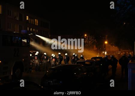 Abbildung Bild zeigt Polizeiaktion nach einem Fußballspiel zwischen dem belgischen Royal Antwerp FC und dem türkischen Istanbul Basaksehir FK, Donnerstag, 25. August 2022 in Antwerpen, dem Rückspiel des Play-off für den UEFA Conference League Wettbewerb. BELGA FOTO DAVID PINTENS Stockfoto