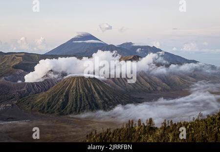 Java, Indonesien, 13. Juni 2022 - Mount Bromo wirft Dämpfe aus, die über den Rahmen geblasen werden. Stockfoto