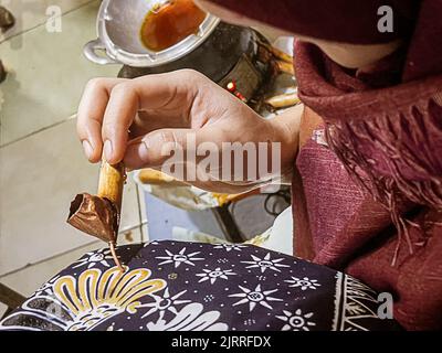 Java, Indonesien, 13. Juni 2022 - Batik stammt aus Java und ist eine Technik des wachsbeständigen Farbstoffs, der auf das gesamte Tuch aufgetragen wird. Stockfoto