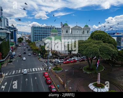 Schöne Luftaufnahme der Stadtstraßen und der Metropolitan Cathedral von San Jose in Costa Rica Stockfoto
