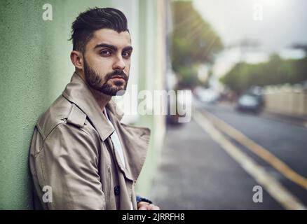Innenstadtstil. Porträt eines modischen jungen Mannes, der in der Stadt urbane Kleidung trägt. Stockfoto