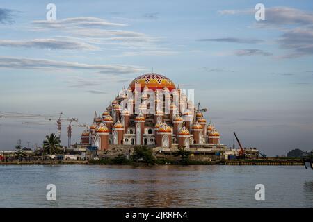 Java, Indonesien, 13. Juni 2022 - 99 die Domes-Moschee in Makassar ist ein beliebter Ort zum Sonnenuntergang. Stockfoto