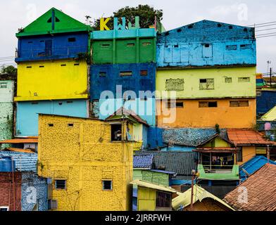 Java, Indonesien, 13. Juni 2022 - Malang Village of Color Übersicht von der anderen Flussseite aus gesehen. Stockfoto