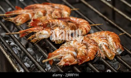 Java, Indonesien, 13. Juni 2022 - Garnelen auf einem Spieß auf einem Grill. Stockfoto